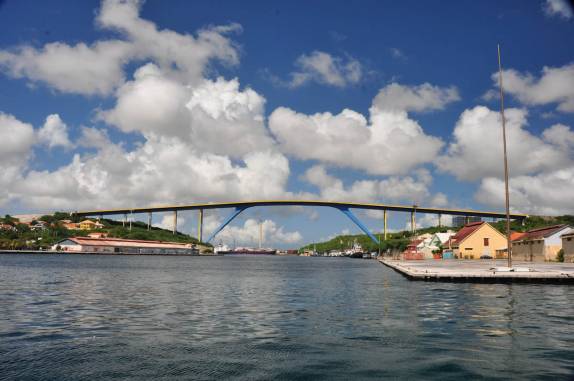 A ponte Rainha Juliana, em Willemstad - Curaçao